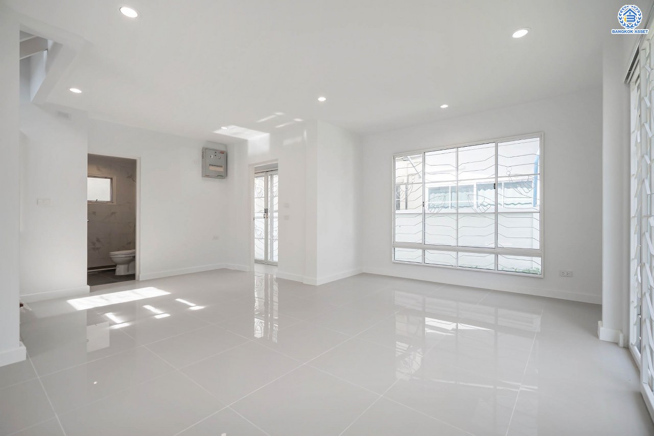 บ้านมือสองตกแต่งใหม่ โครงการ ชลลดา วัดลาดปลาดุก คุณภาพระดับ L&H บนเนื้อที่ 53.5 ตร.ว. ฟังก์ชัน 3 ห้องนอน 2 ห้องน้ำ 2 ที่จอดรถ บนทำเลศักยภาพ เพียง 15 นาทีถึง เซ็นทรัลเวสท์เกต ใกล้รถไฟฟ้าสายสีม่วง "สถานีคลองบางไผ่"